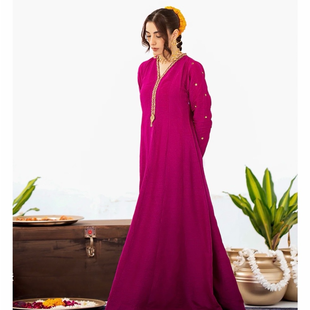 Chic Fuchsia Maxi Dress with Gold Detailing